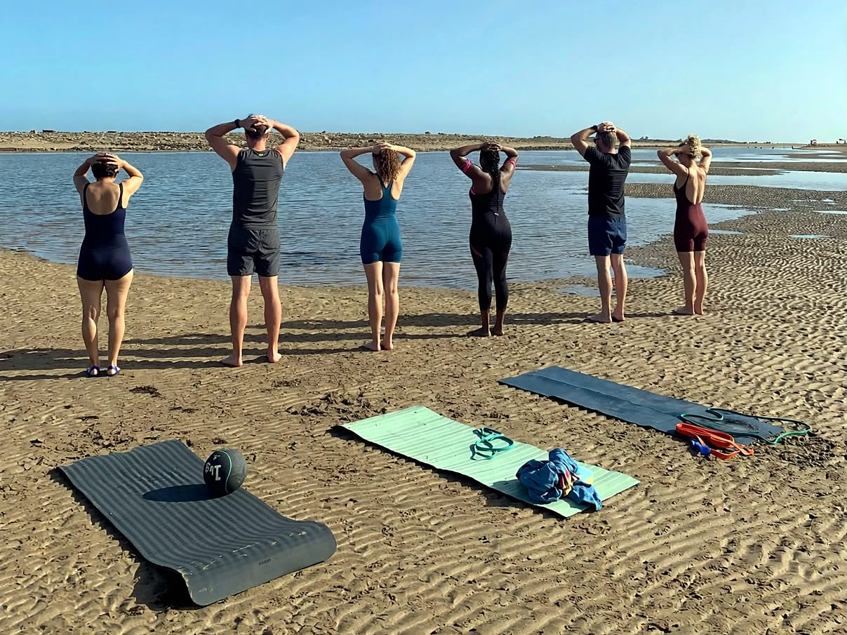 Échauffement en groupe sur la plage