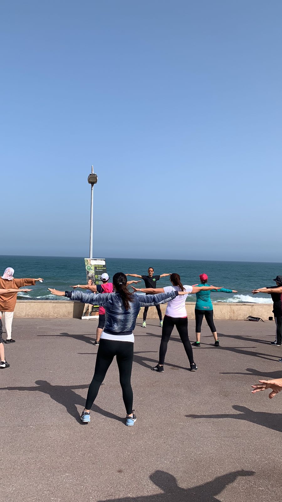 Entraînement en groupe face à la mer